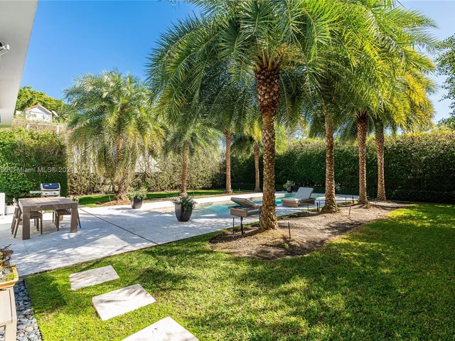 910 N Venetian Dr, Miami FL 33139