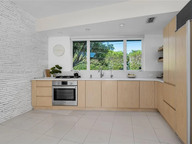 910 N Venetian Dr, Miami FL 33139