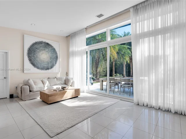 910 N Venetian Dr, Miami FL 33139