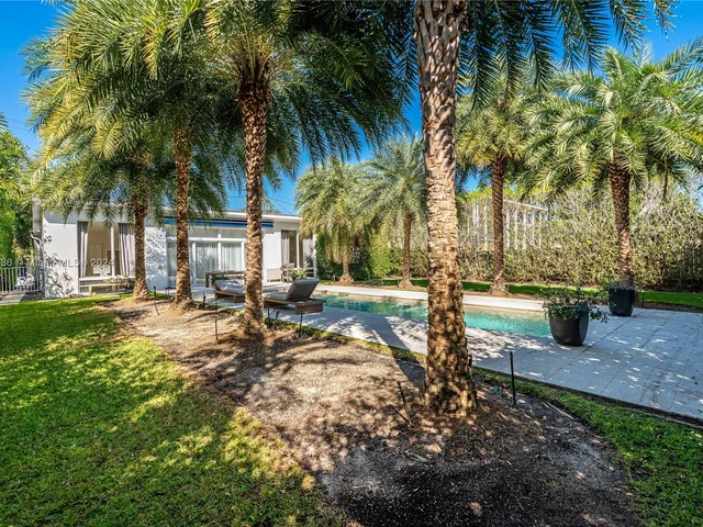 910 N Venetian Dr, Miami FL 33139