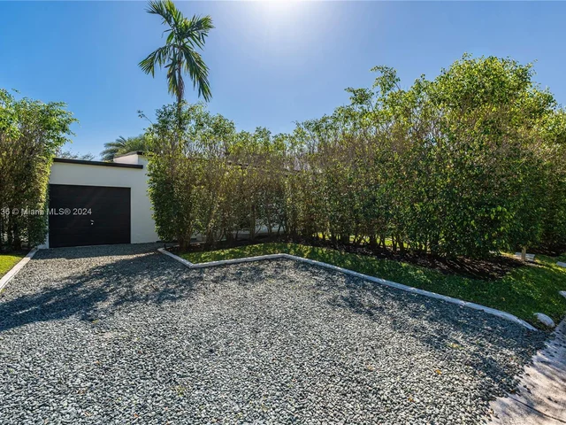 910 N Venetian Dr, Miami FL 33139