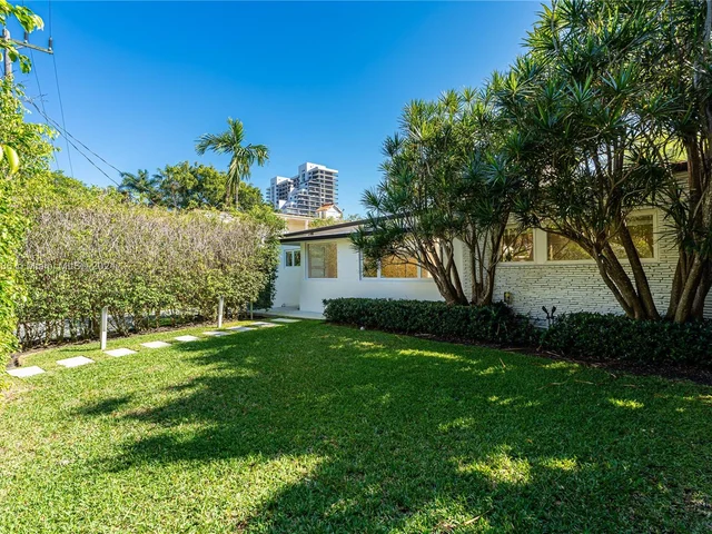 910 N Venetian Dr, Miami FL 33139