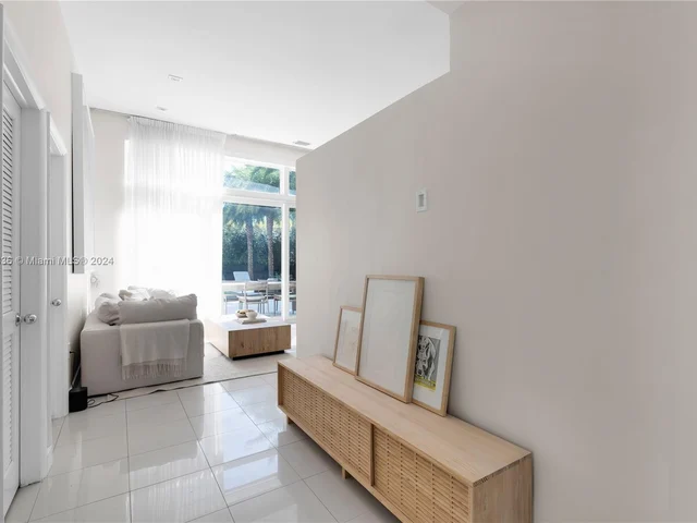 910 N Venetian Dr, Miami FL 33139