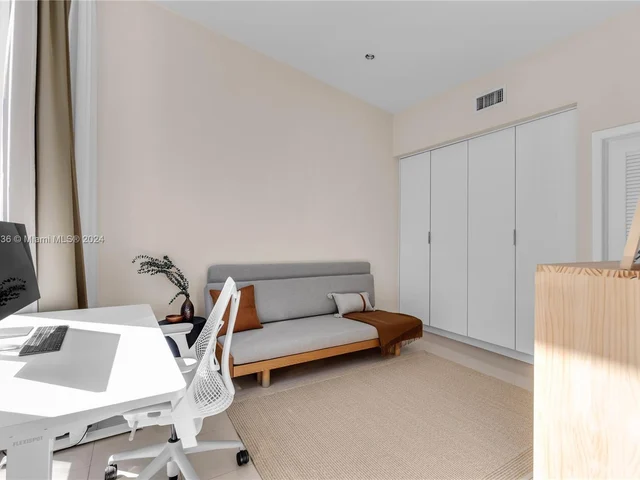 910 N Venetian Dr, Miami FL 33139