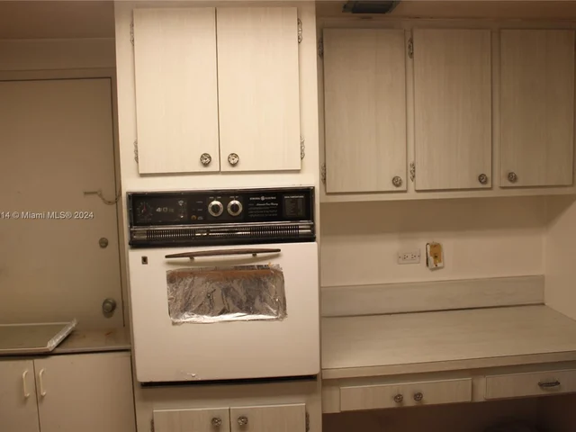 825 Brickell Bay Dr # 847, Miami FL 33131