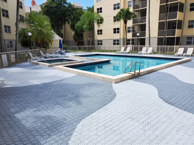 8205 Lake Dr # 405, Doral FL 33166