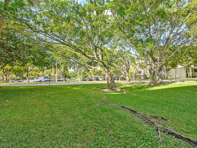 2302 S Cypress Bend Dr # 110, Pompano Beach FL 33069