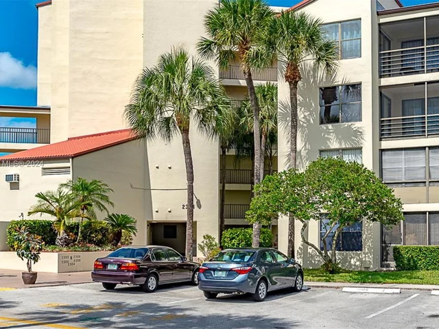 2302 S Cypress Bend Dr # 110, Pompano Beach FL 33069