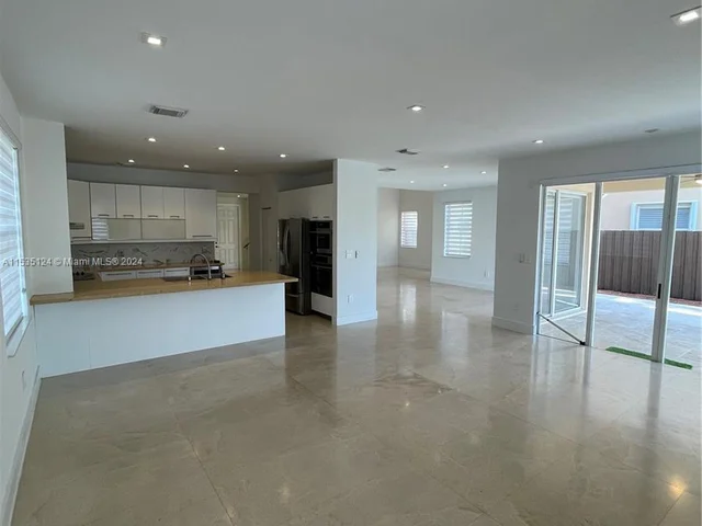 8551 NW 110th Ave, Doral FL 33178