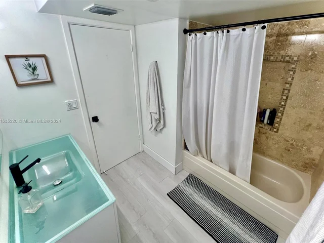 1085 NE 204th Ter, Miami FL 33179