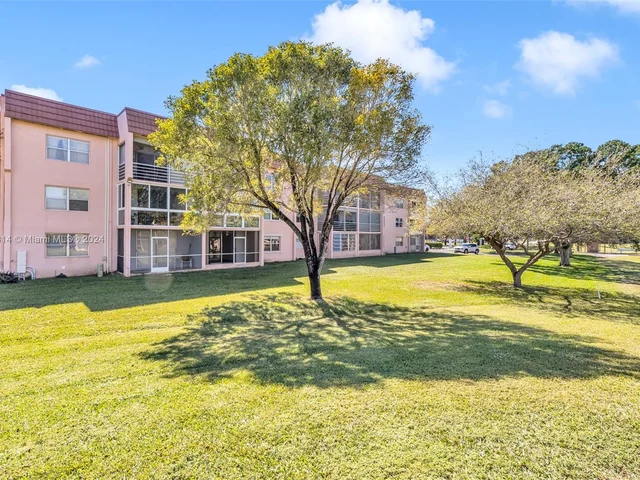 9461 Sunrise Lakes Blvd # 104, Sunrise FL 33322