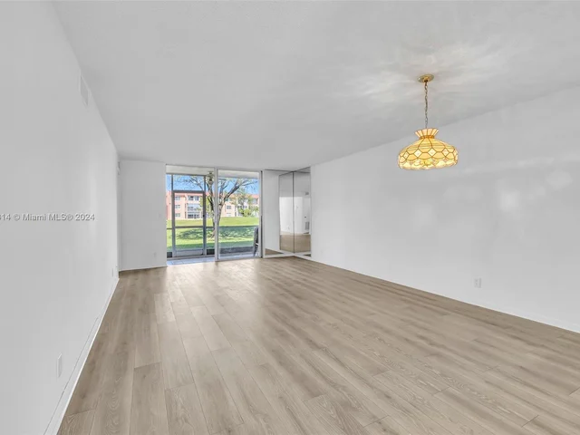 9461 Sunrise Lakes Blvd # 104, Sunrise FL 33322