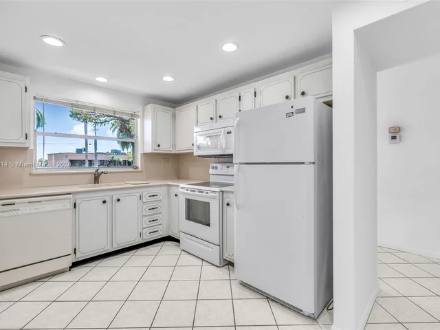 9461 Sunrise Lakes Blvd # 104, Sunrise FL 33322