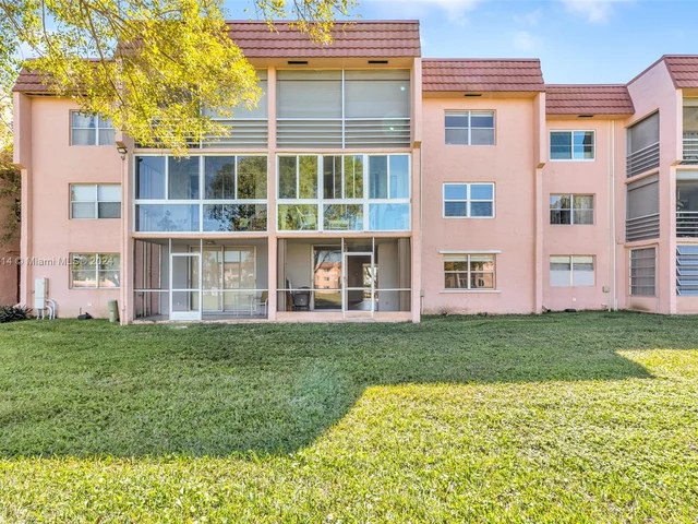 9461 Sunrise Lakes Blvd # 104, Sunrise FL 33322