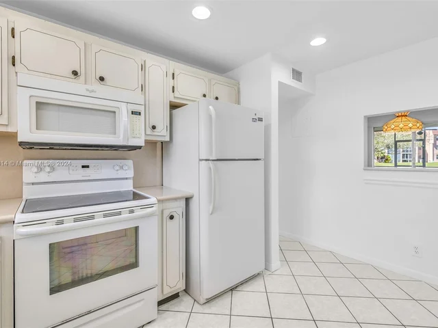 9461 Sunrise Lakes Blvd # 104, Sunrise FL 33322