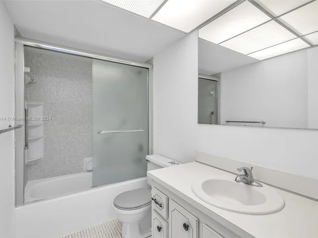 9461 Sunrise Lakes Blvd # 104, Sunrise FL 33322