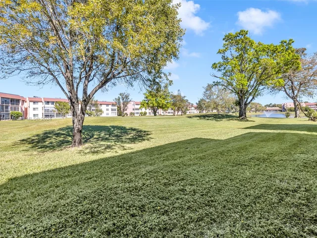 9461 Sunrise Lakes Blvd # 104, Sunrise FL 33322