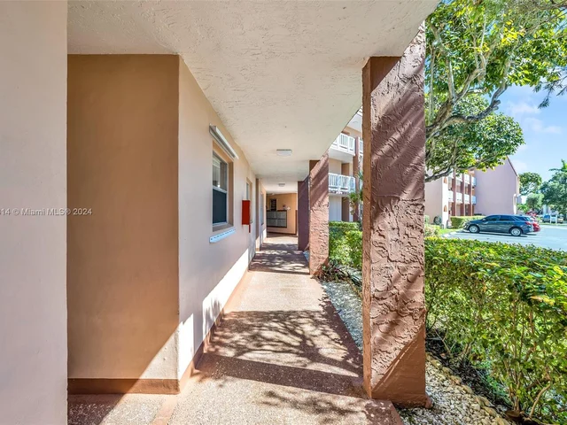 9461 Sunrise Lakes Blvd # 104, Sunrise FL 33322