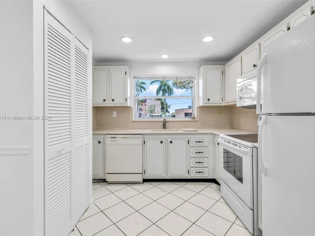 9461 Sunrise Lakes Blvd # 104, Sunrise FL 33322