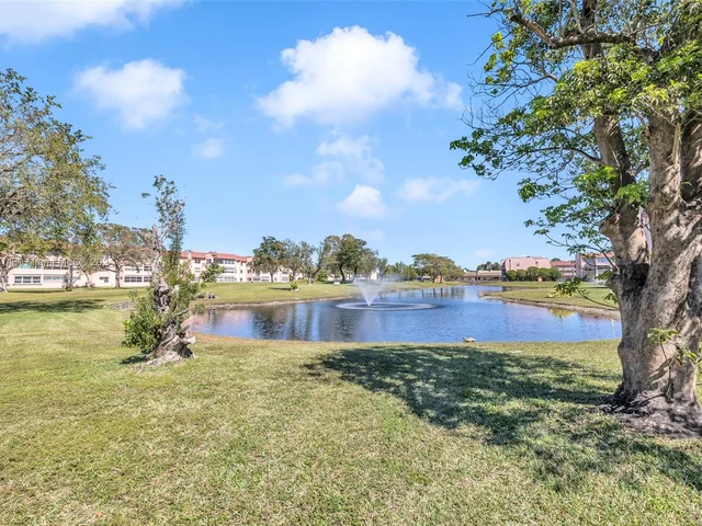 9461 Sunrise Lakes Blvd # 104, Sunrise FL 33322