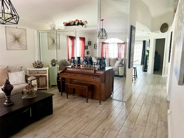 10054 NW 127th Ter, Hialeah Gardens FL 33018