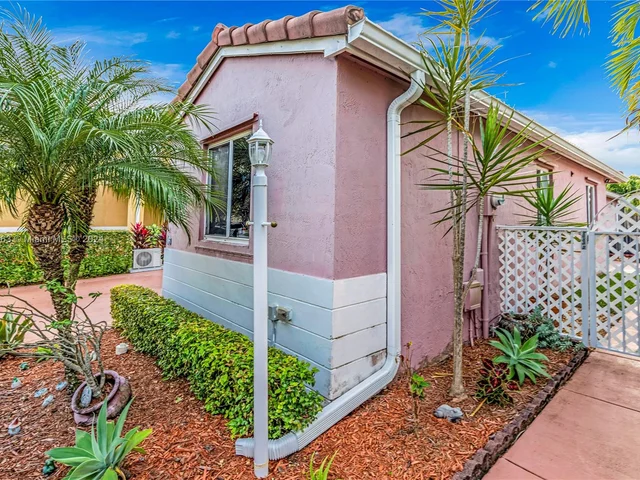 17326 SW 142nd Pl, Miami FL 33177