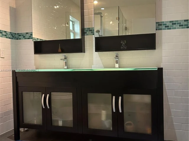 1025 Lincoln St, Hollywood FL 33019