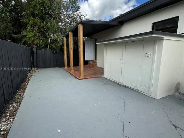 860 NW 18th Pl, Miami FL 33125