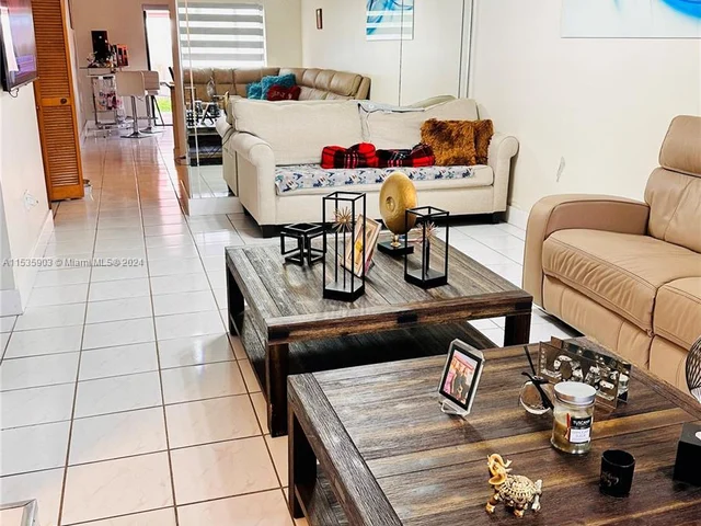 10345 NW 127th St, Hialeah Gardens FL 33018