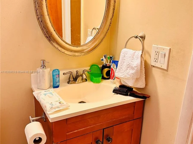 10345 NW 127th St, Hialeah Gardens FL 33018