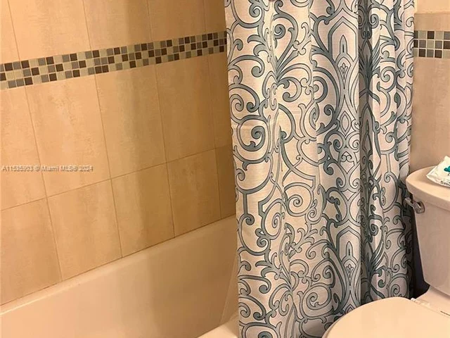 10345 NW 127th St, Hialeah Gardens FL 33018