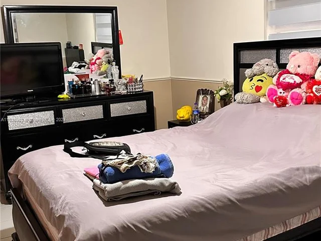 10345 NW 127th St, Hialeah Gardens FL 33018