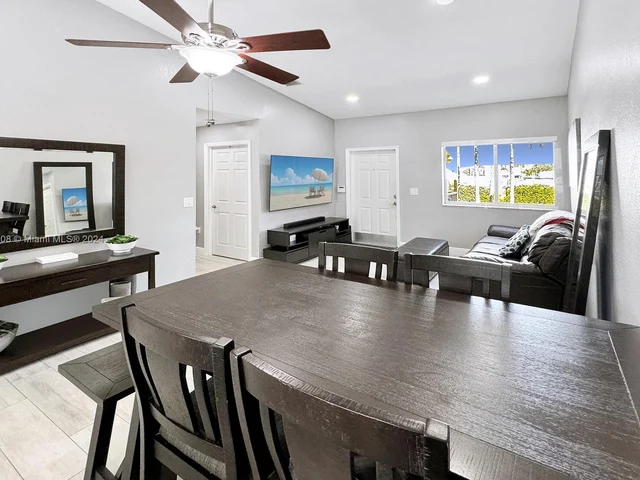 7910 NW 7th St # 203, Pembroke Pines FL 33024