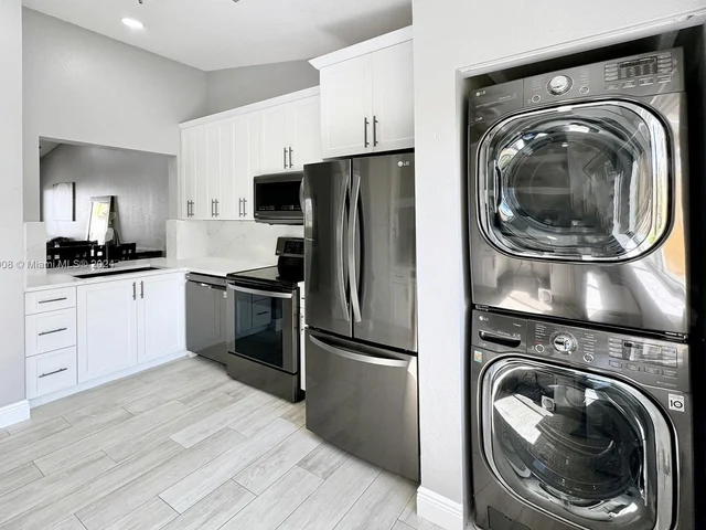 7910 NW 7th St # 203, Pembroke Pines FL 33024