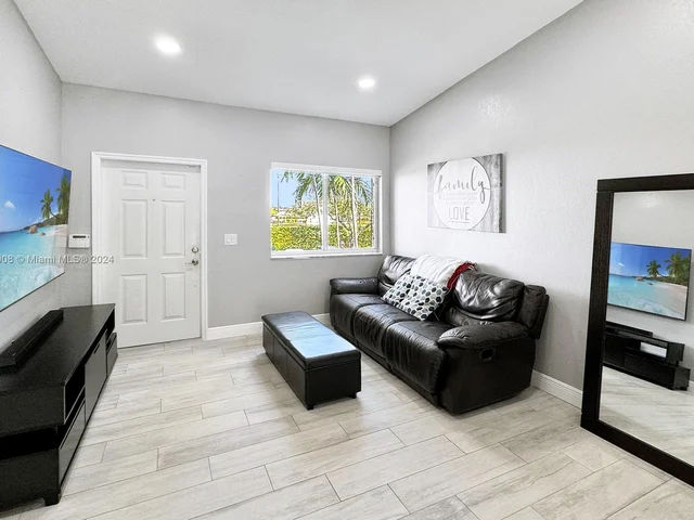 7910 NW 7th St # 203, Pembroke Pines FL 33024