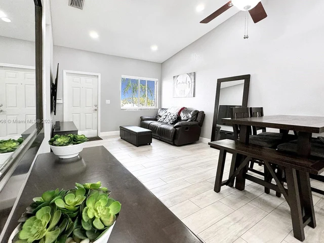 7910 NW 7th St # 203, Pembroke Pines FL 33024