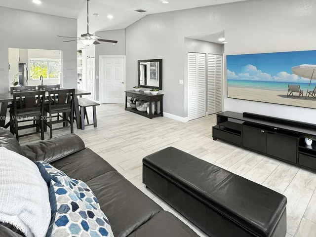 7910 NW 7th St # 203, Pembroke Pines FL 33024