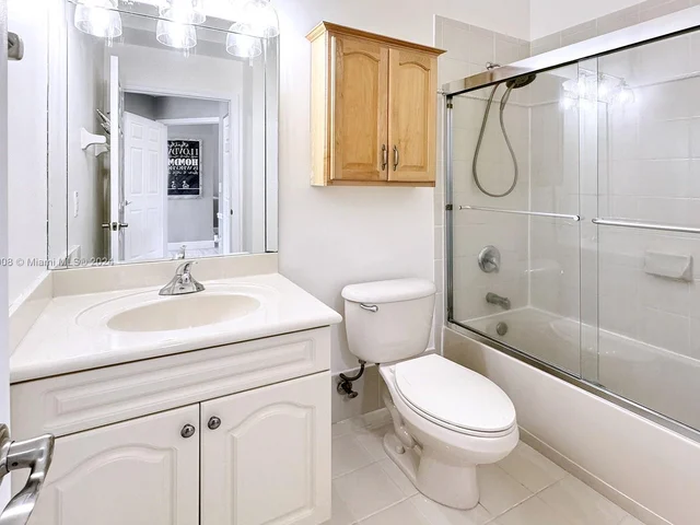 7910 NW 7th St # 203, Pembroke Pines FL 33024