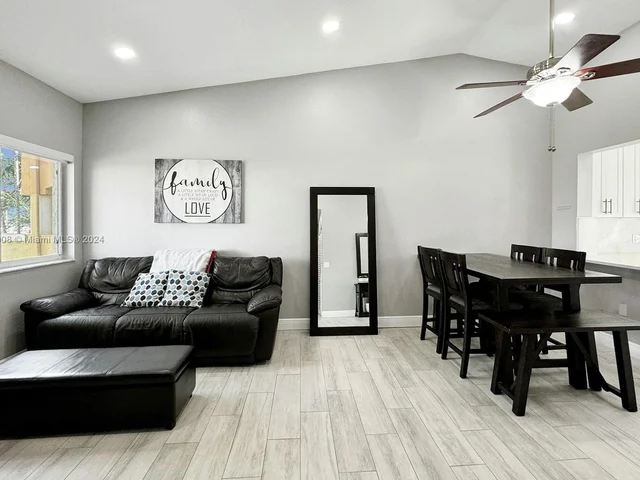 7910 NW 7th St # 203, Pembroke Pines FL 33024