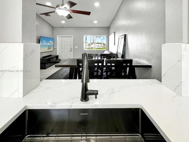 7910 NW 7th St # 203, Pembroke Pines FL 33024