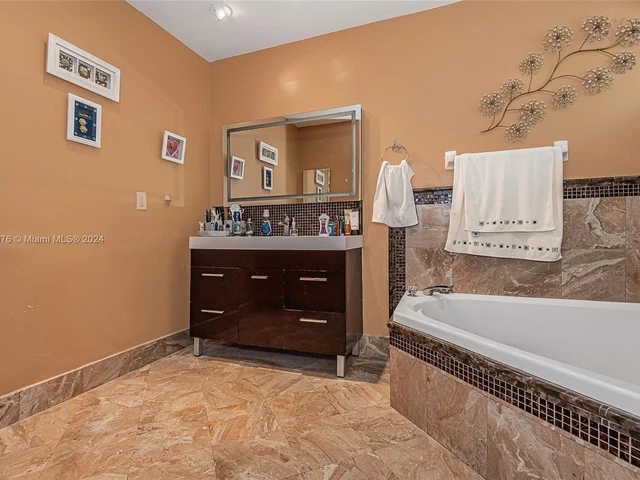 15718 SW 80th Ln, Miami FL 33193