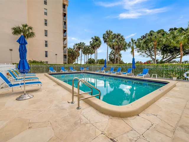 200 Jacaranda Country Club Dr # 1B, Plantation FL 33324