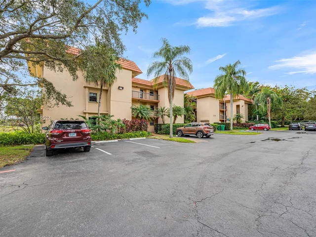 200 Jacaranda Country Club Dr # 1B, Plantation FL 33324