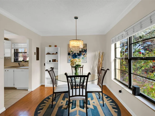 200 Jacaranda Country Club Dr # 1B, Plantation FL 33324