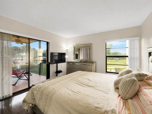 200 Jacaranda Country Club Dr # 1B, Plantation FL 33324