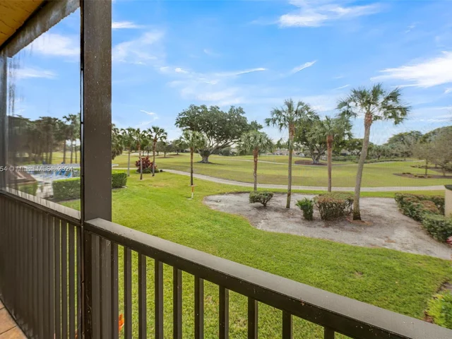 200 Jacaranda Country Club Dr # 1B, Plantation FL 33324
