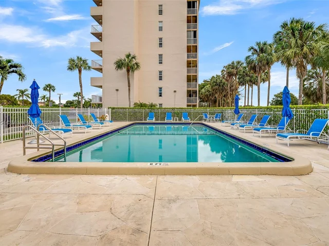 200 Jacaranda Country Club Dr # 1B, Plantation FL 33324