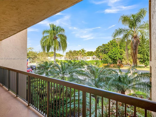 200 Jacaranda Country Club Dr # 1B, Plantation FL 33324