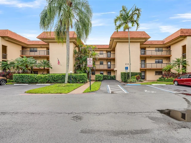 200 Jacaranda Country Club Dr # 1B, Plantation FL 33324