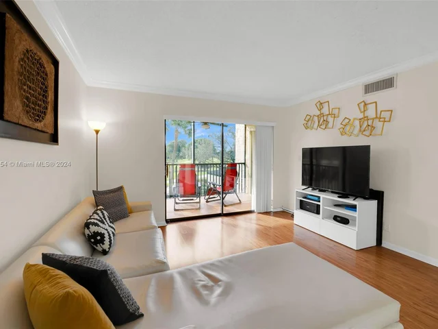 200 Jacaranda Country Club Dr # 1B, Plantation FL 33324